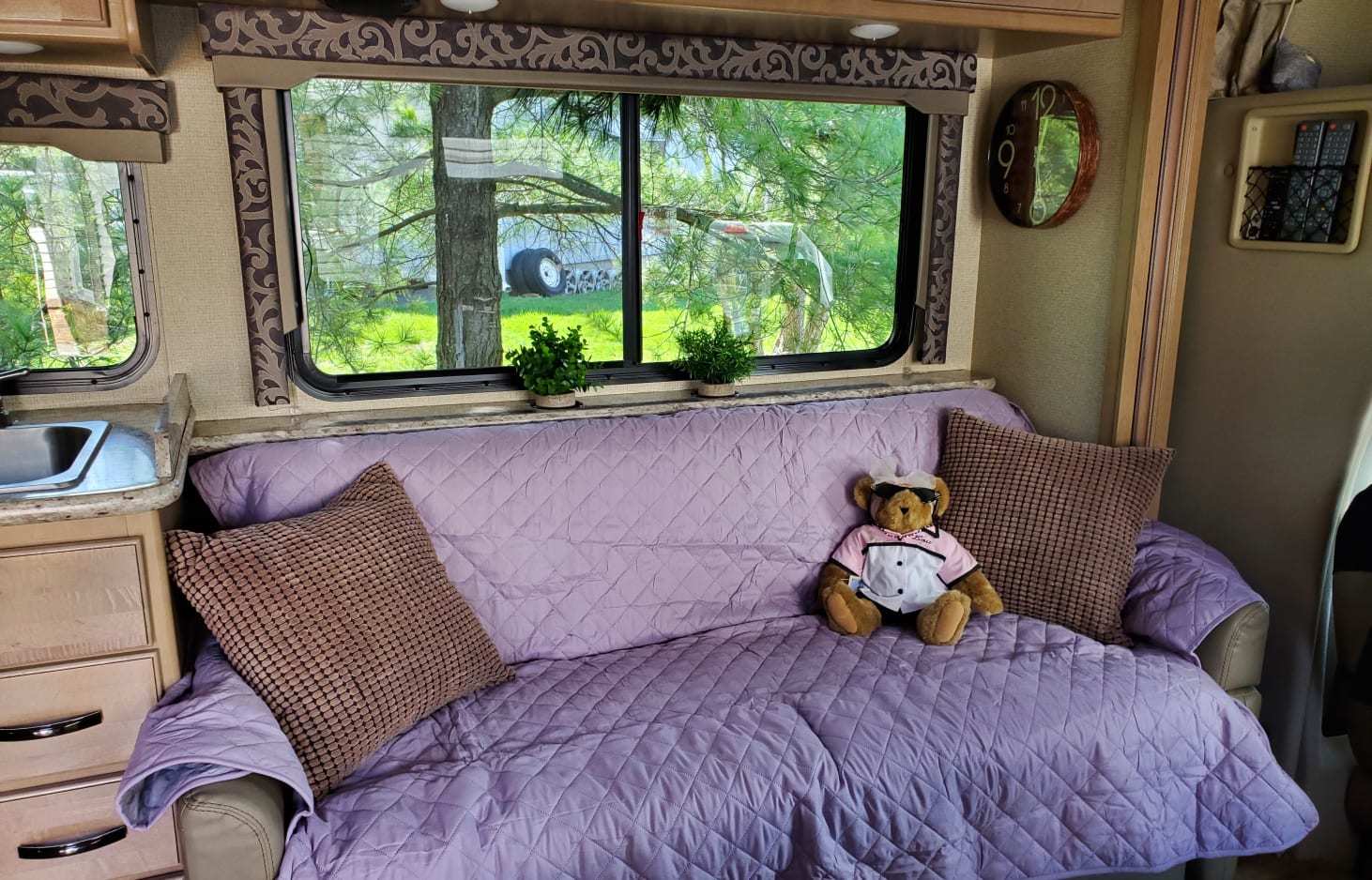 Photo 7 - 2020 Thor Motor Coach Class C Motorhome rental photo 11