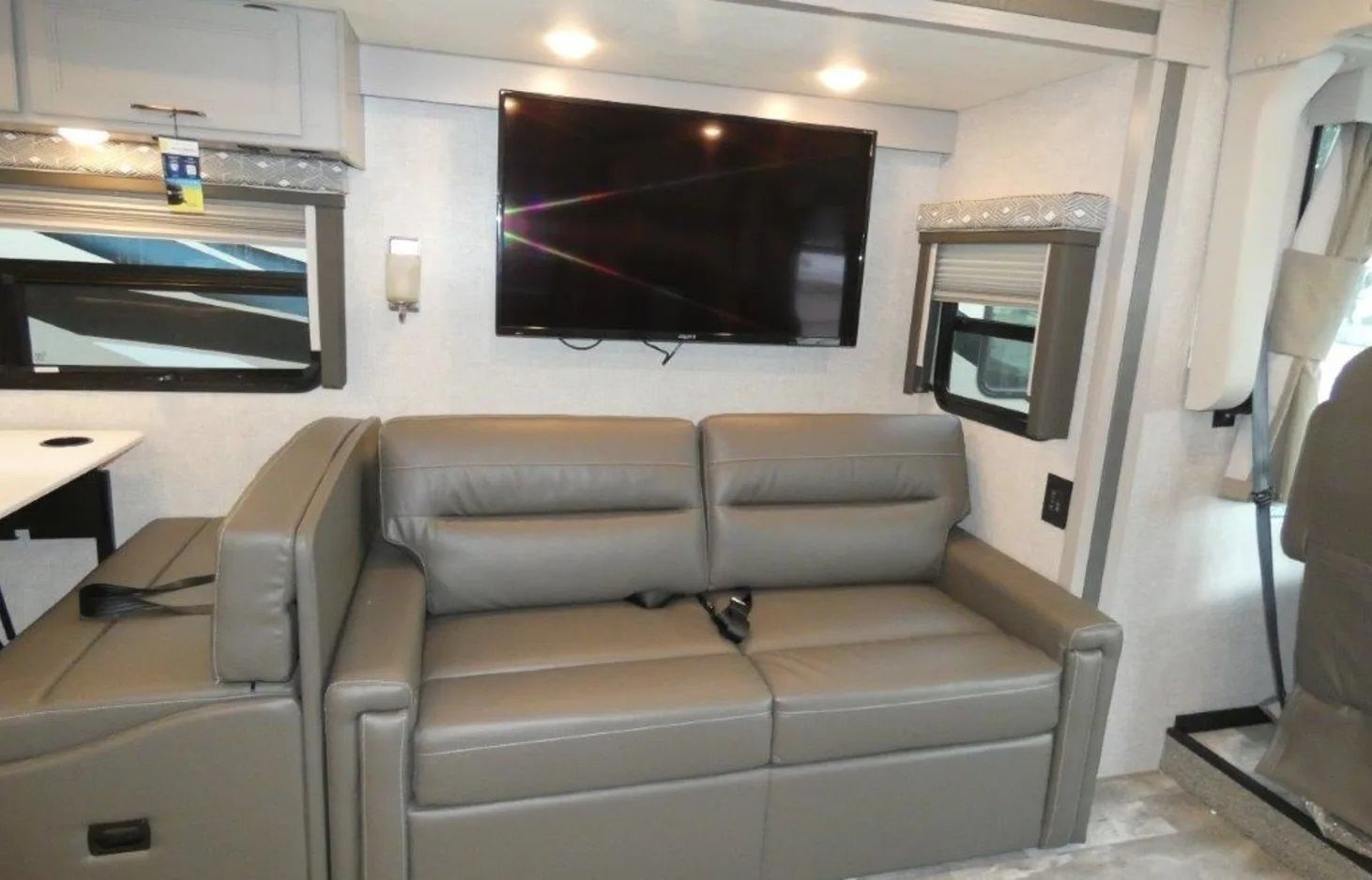 Photo 3 - 2021 Thor Motor Coach Class C Motorhome rental photo 8