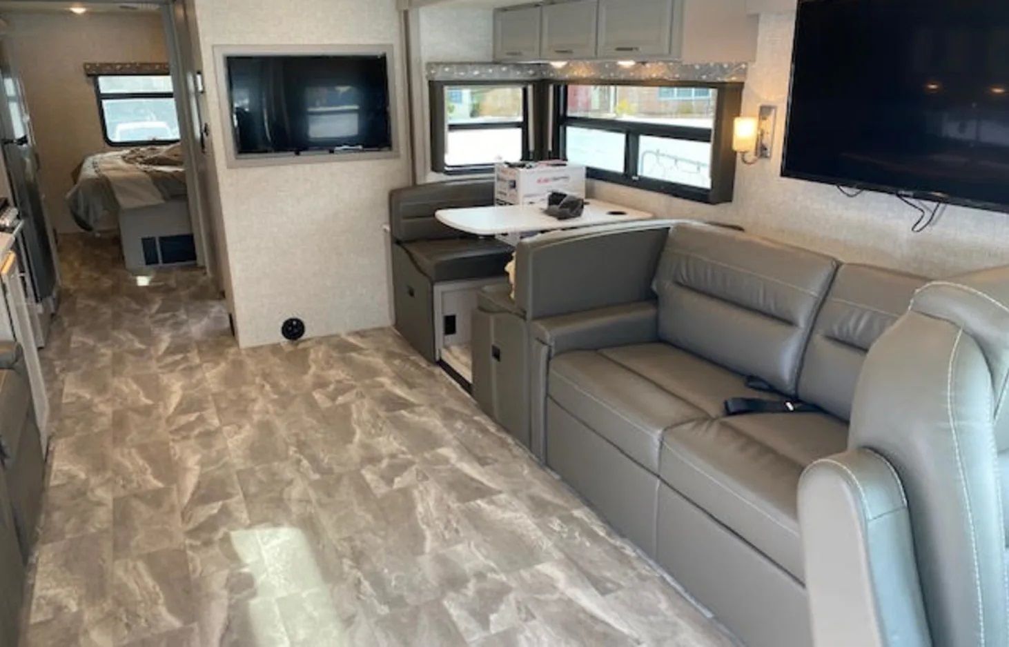 Photo 4 - 2021 Thor Motor Coach Class C Motorhome rental photo 10