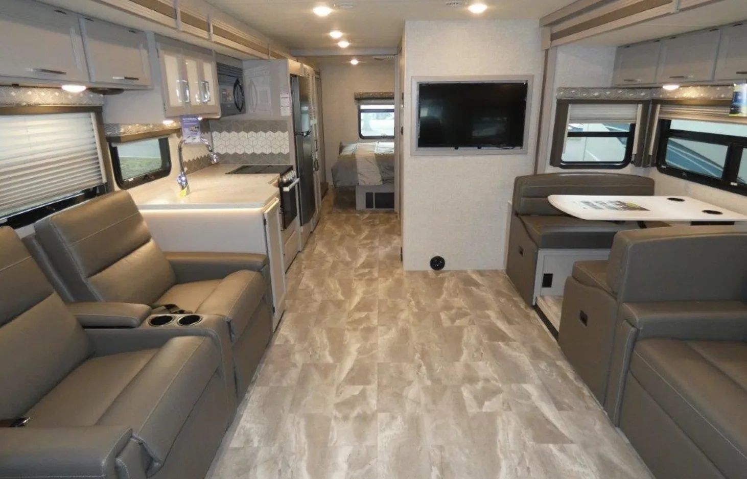 Photo 4 - 2021 Thor Motor Coach Class C Motorhome rental photo 11