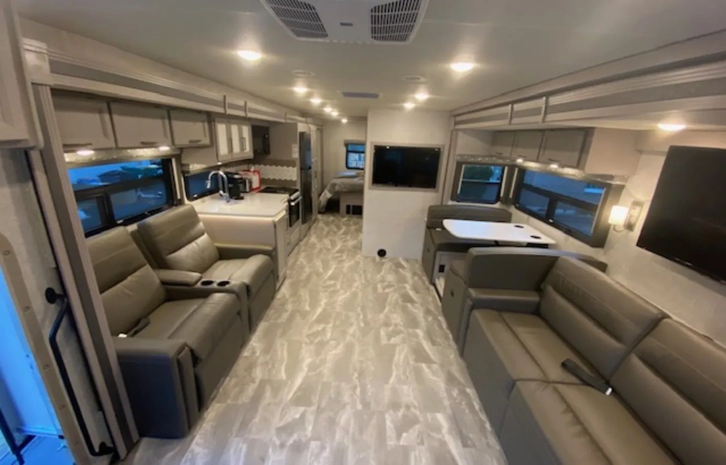 Photo 6 - 2021 Thor Motor Coach Class C Motorhome rental photo 15