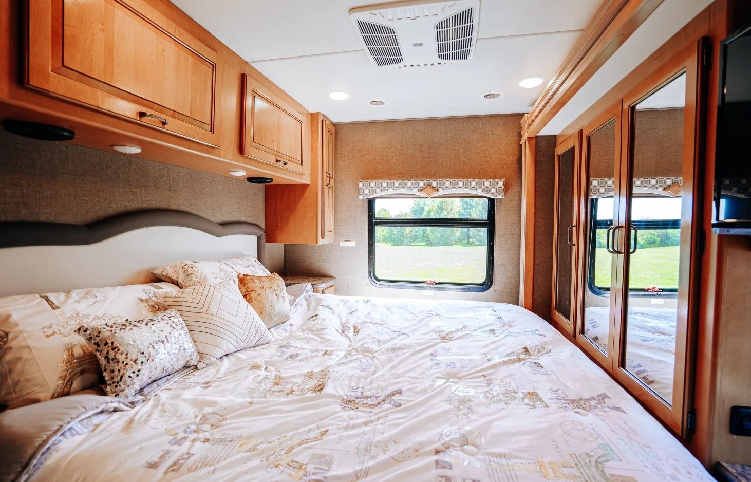 Photo 12 - 2018 Thor Motor Coach Class C Motorhome rental photo 20