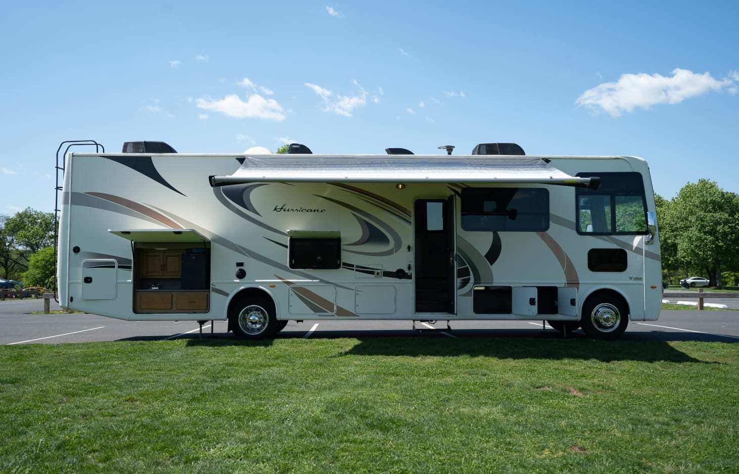 Photo 17 - 2018 Thor Motor Coach Class C Motorhome rental photo 24