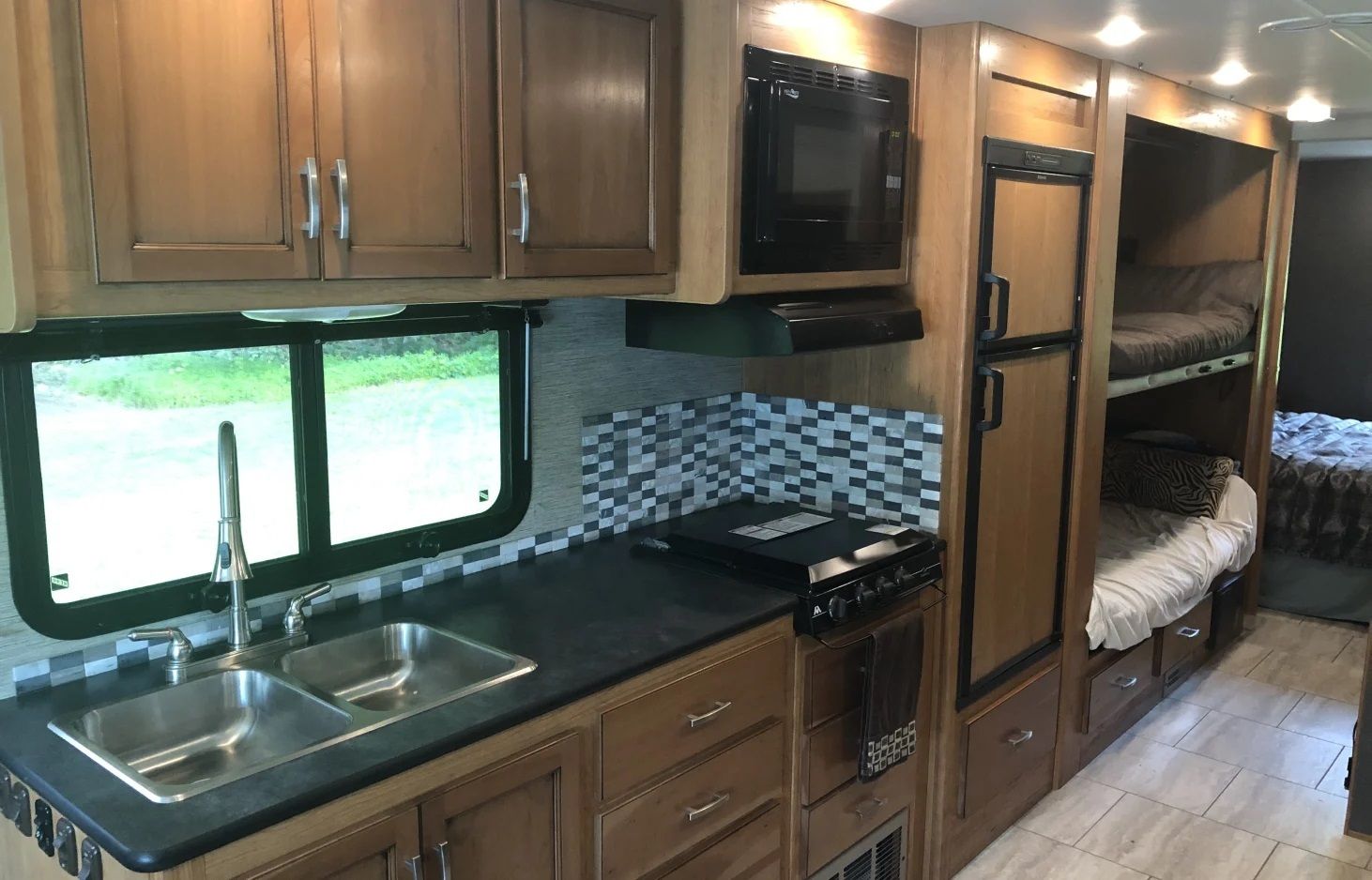 Photo 9 - 2018 Fleetwood Class C Motorhome rental photo 21