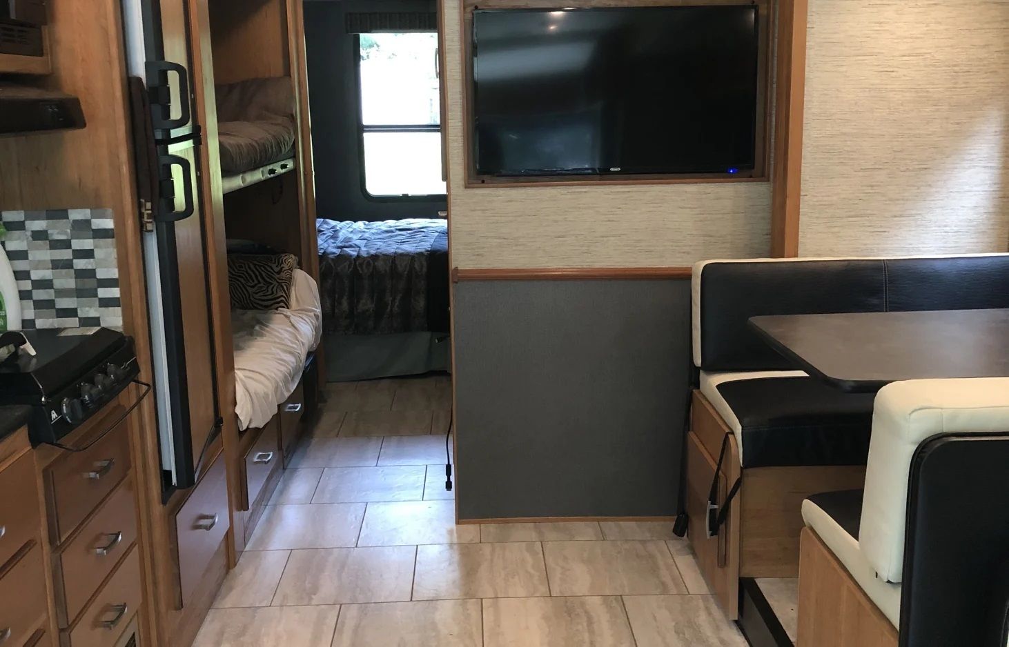 Photo 10 - 2018 Fleetwood Class C Motorhome rental photo 23