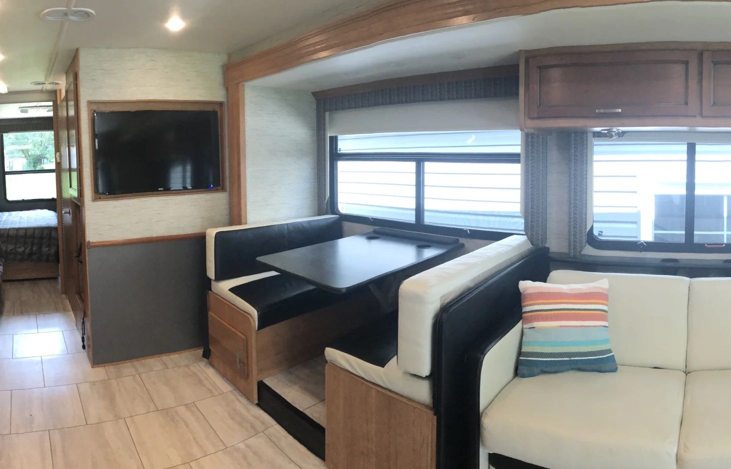 Photo 11 - 2018 Fleetwood Class C Motorhome rental photo 24