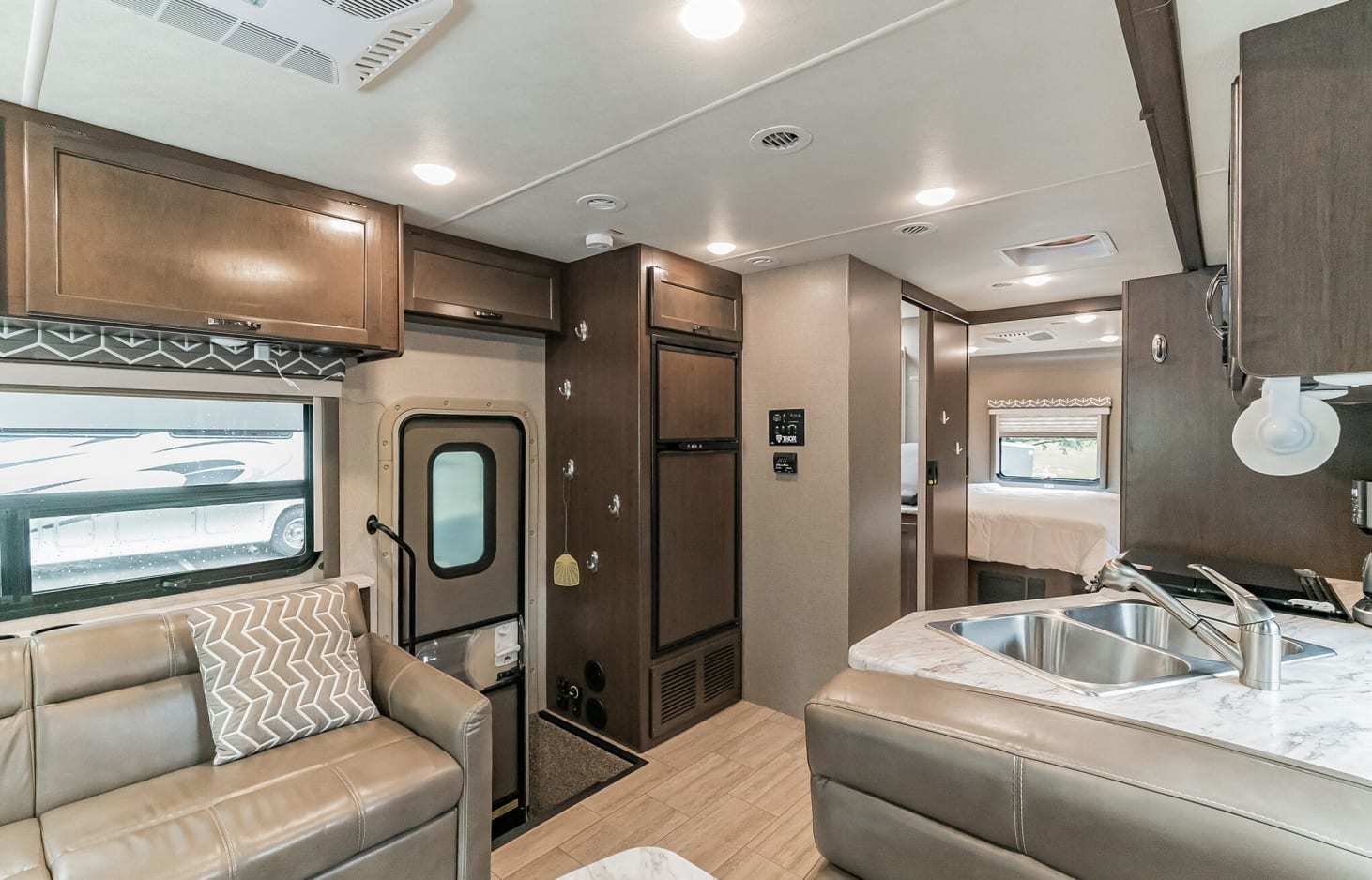 Photo 0 - 2020 Thor Motor Coach Class C Motorhome rental photo 4