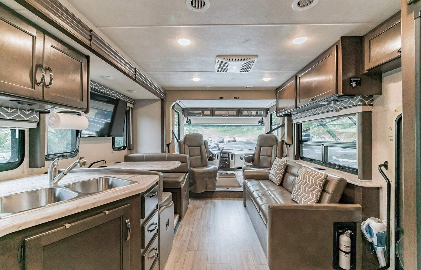 Photo 0 - 2020 Thor Motor Coach Class C Motorhome rental photo 5