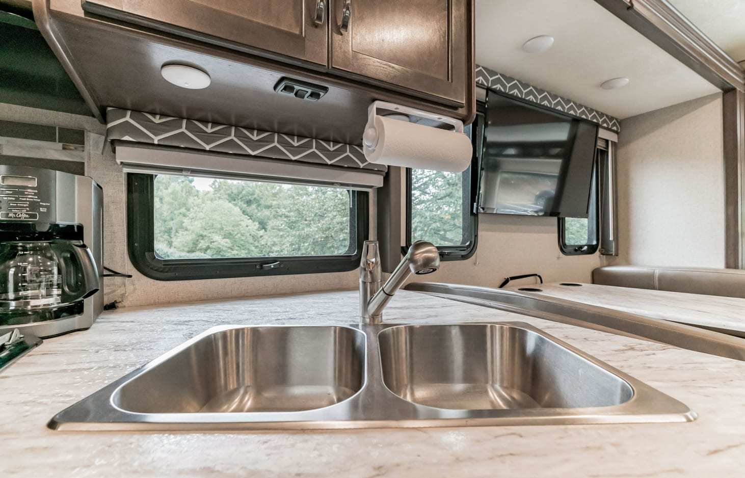 Photo 1 - 2020 Thor Motor Coach Class C Motorhome rental photo 6