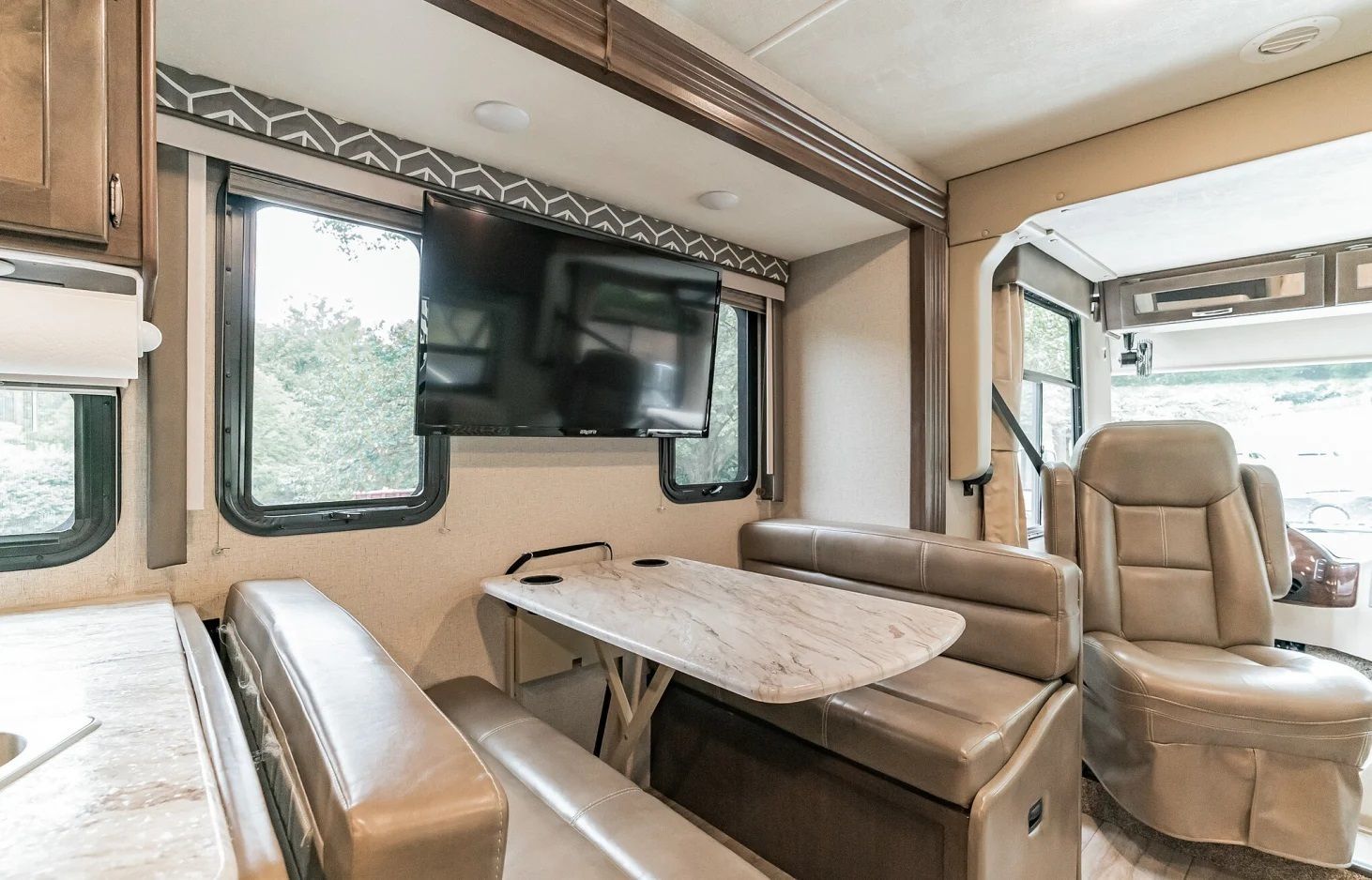 Photo 2 - 2020 Thor Motor Coach Class C Motorhome rental photo 13