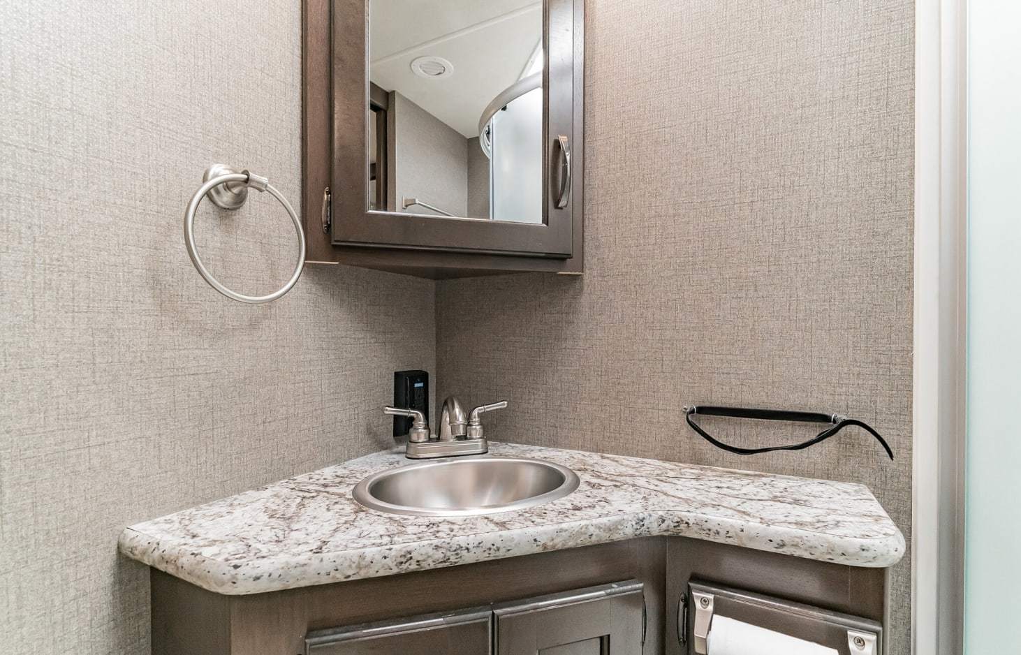 Photo 5 - 2020 Thor Motor Coach Class C Motorhome rental photo 22