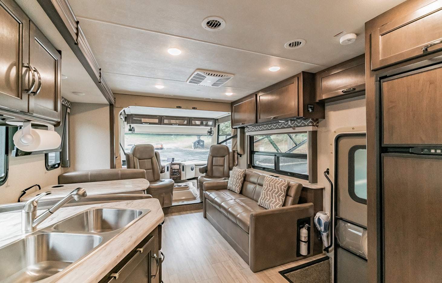 Photo 6 - 2020 Thor Motor Coach Class C Motorhome rental photo 24