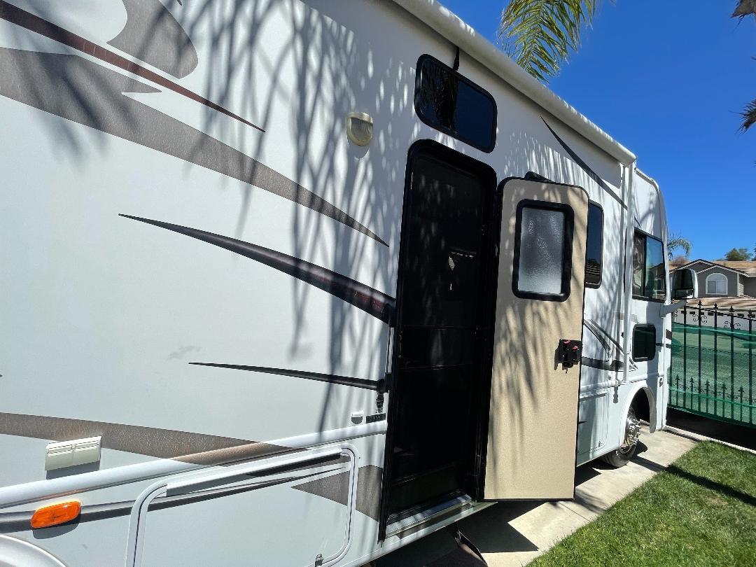 Photo 8 - 2014 Thor Class A Motorhome rental photo 10