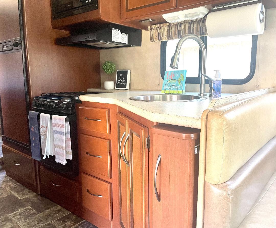 Photo 13 - 2014 Thor Class A Motorhome rental photo 15