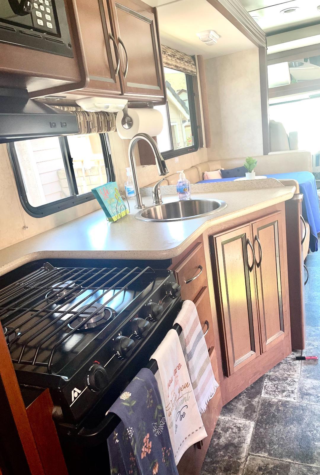 Photo 16 - 2014 Thor Class A Motorhome rental photo 18