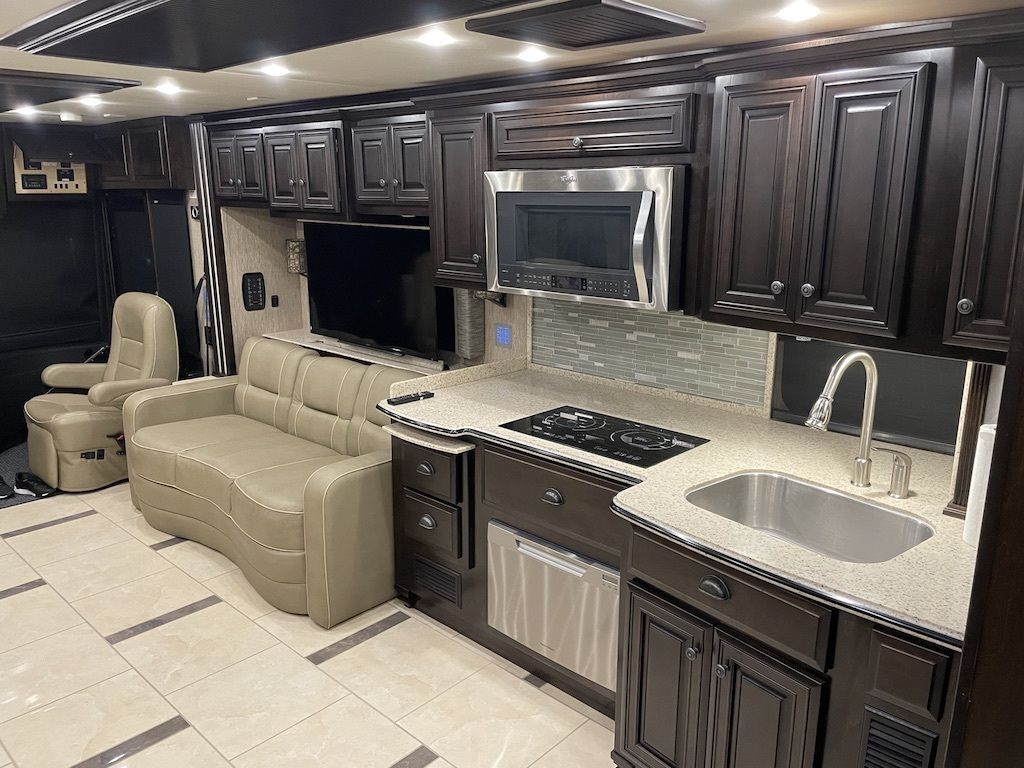Photo 2 - 2015 Newmar Class A Motorhome rental photo 4