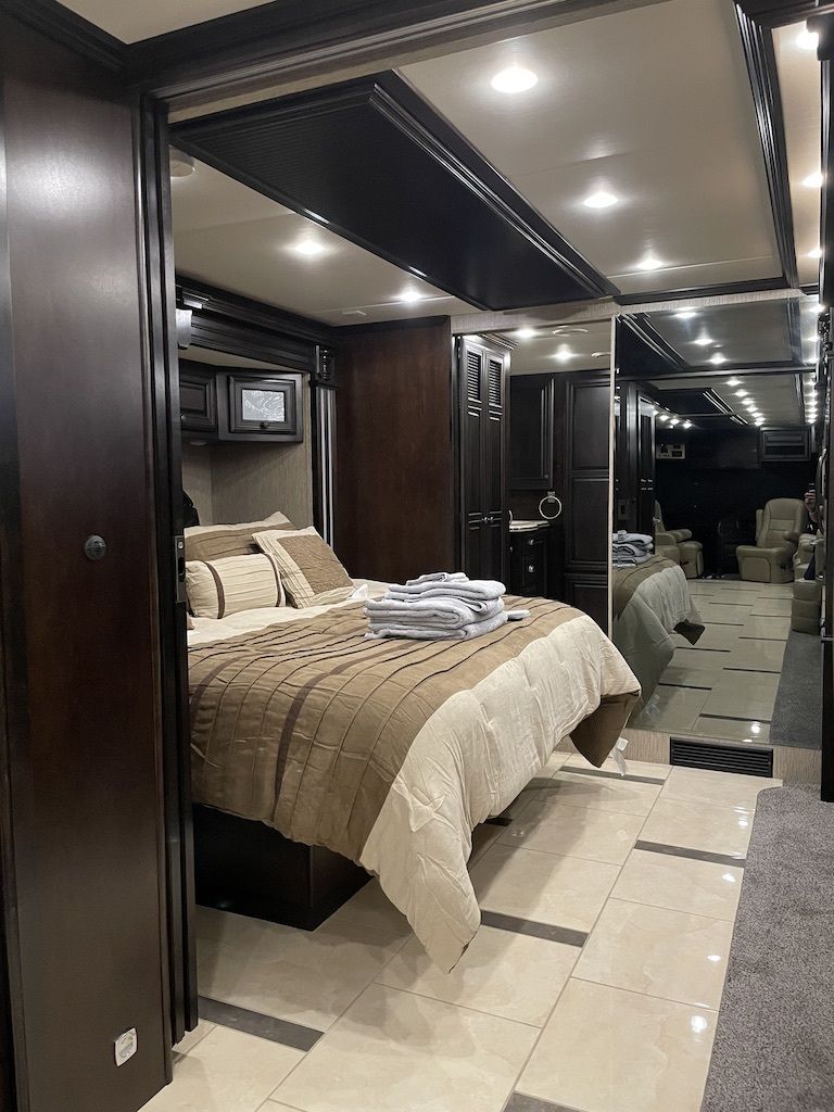 Photo 3 - 2015 Newmar Class A Motorhome rental photo 5