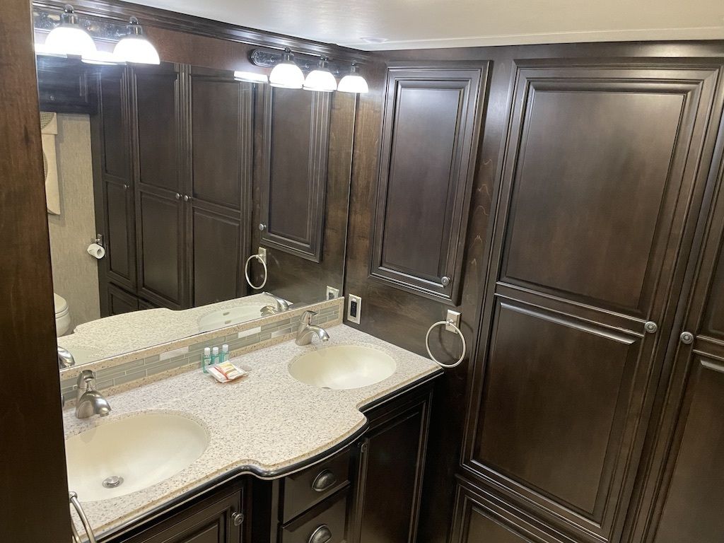 Photo 6 - 2015 Newmar Class A Motorhome rental photo 8