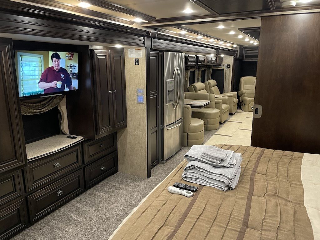 Photo 7 - 2015 Newmar Class A Motorhome rental photo 9