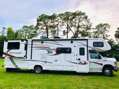 Photo 3 - 2016 Forest River Class C Motorhome rental photo 5