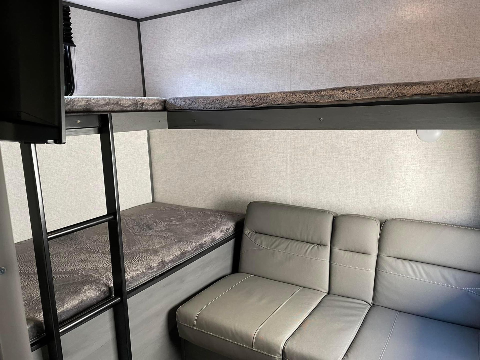 Photo 3 - 2022 Dutchmen Travel Trailer rental photo 10