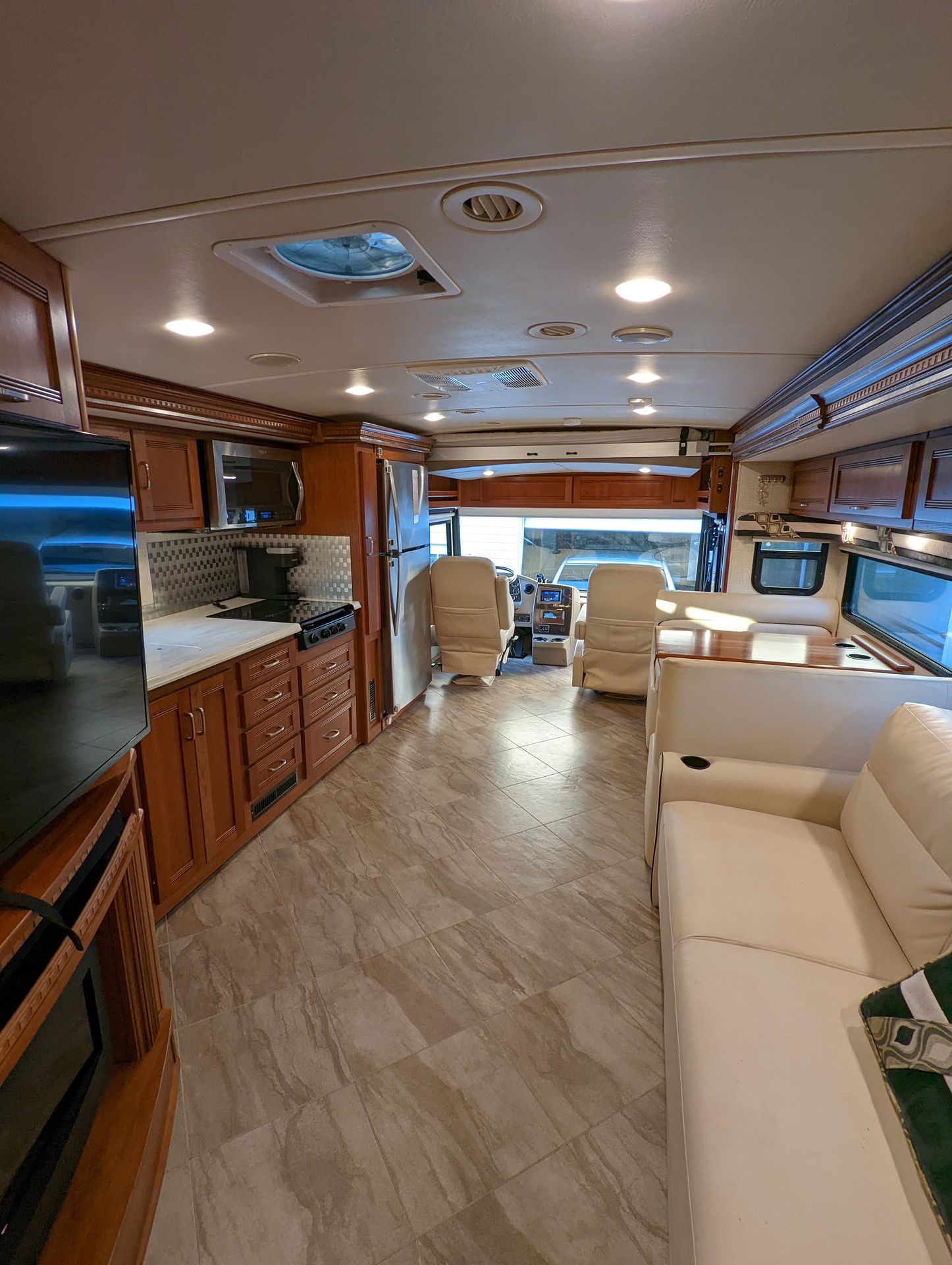 Photo 6 - 2017 Winnebago Class A Motorhome rental photo 8