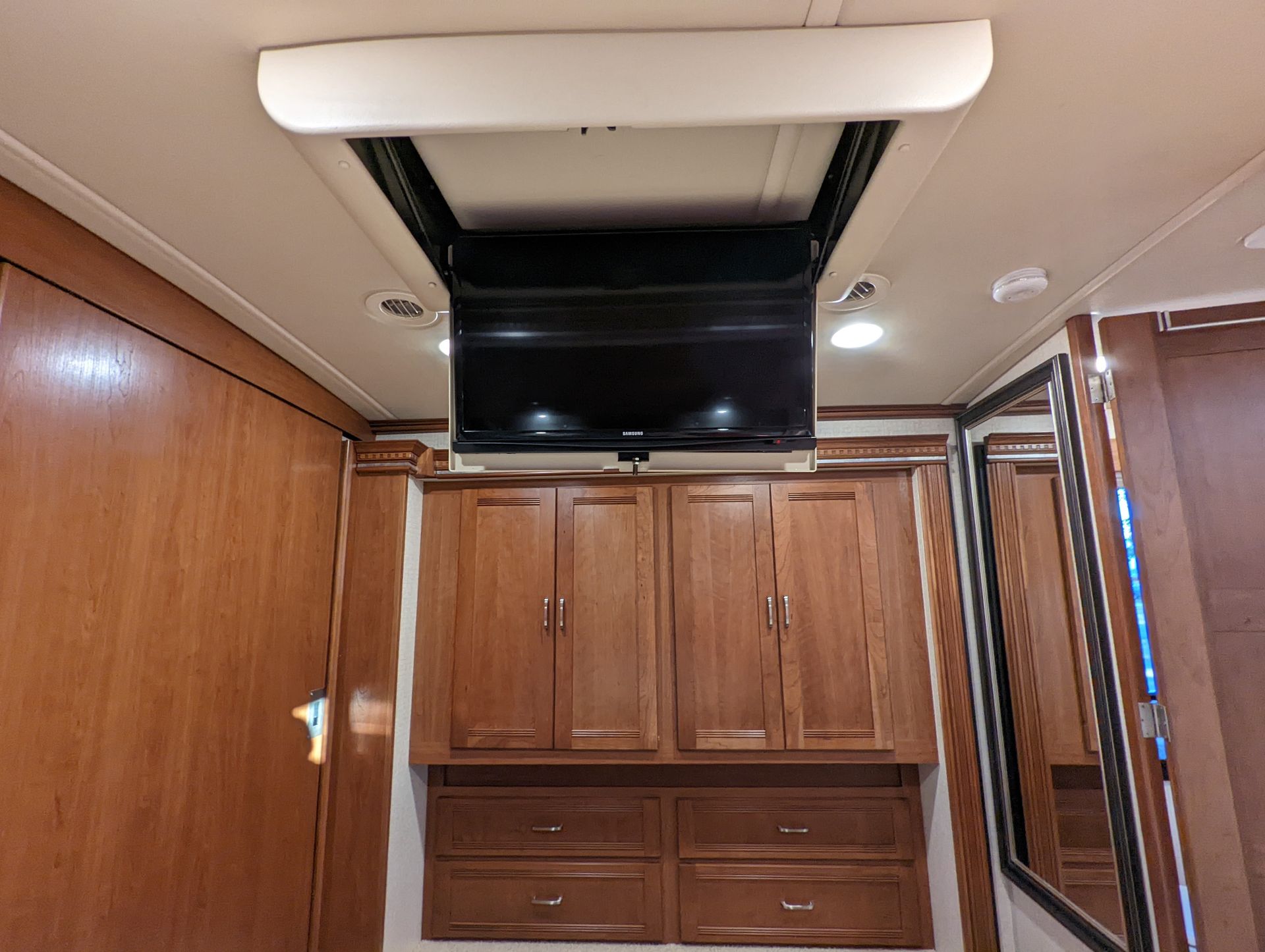 Photo 11 - 2017 Winnebago Class A Motorhome rental photo 13