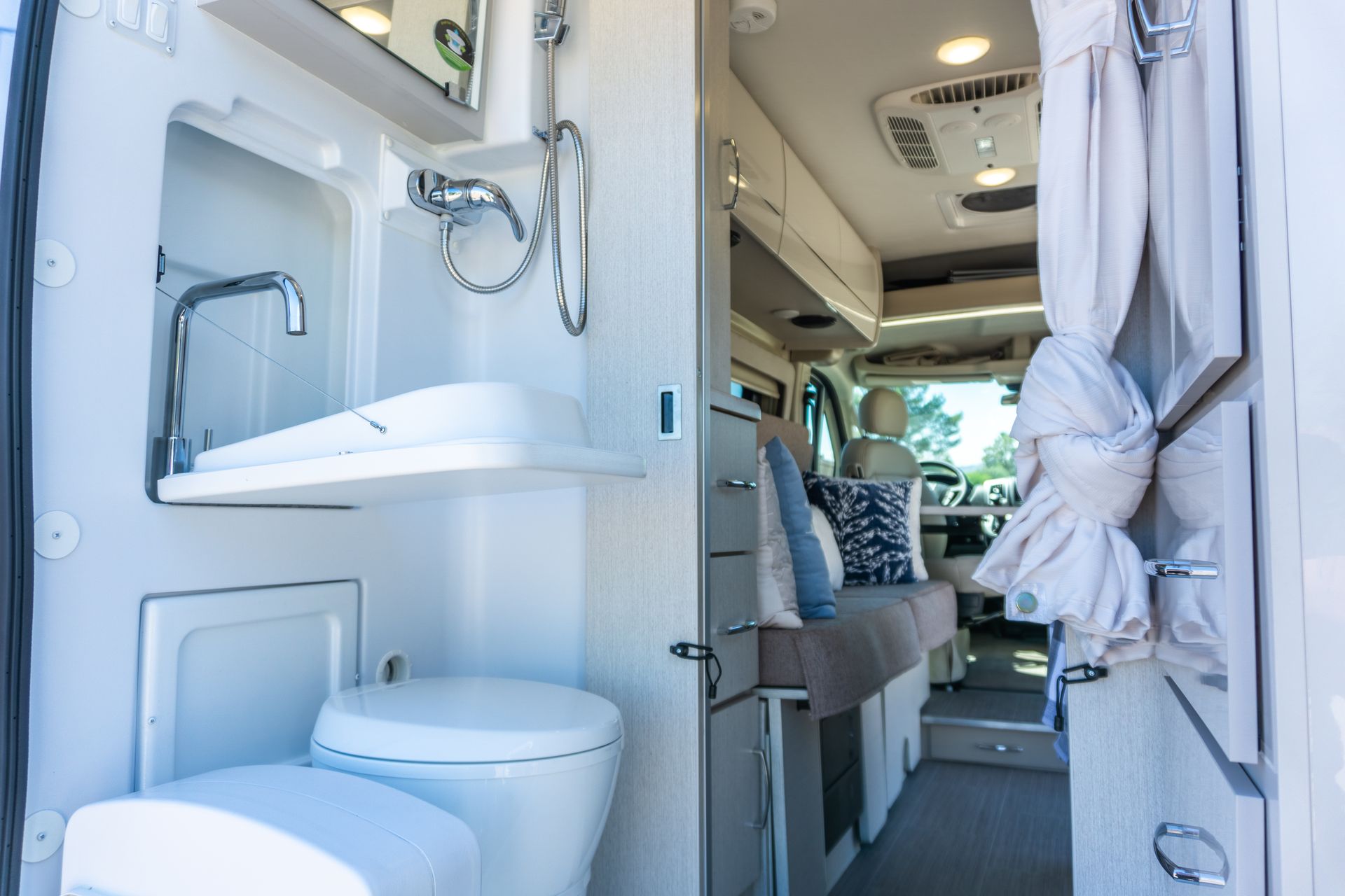 Photo 3 - 2022 Thor Motor Coach Class B Motorhome rental photo 5