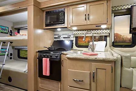 Photo 8 - 2019 Thor Motor Coach Class A Motorhome rental photo 10