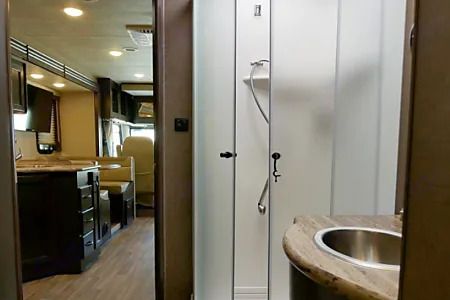 Photo 23 - 2019 Thor Motor Coach Class A Motorhome rental photo 25