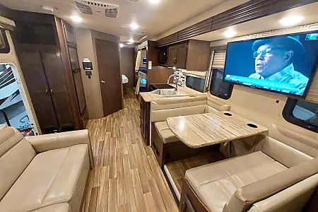 Photo 45 - 2019 Thor Motor Coach Class A Motorhome rental photo 47