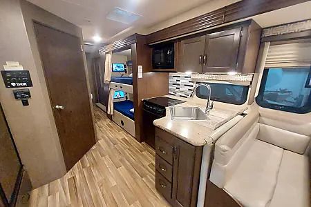 Photo 50 - 2019 Thor Motor Coach Class A Motorhome rental photo 52