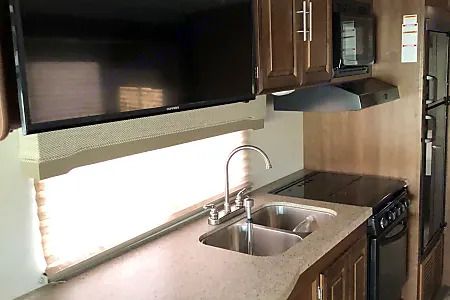 Photo 5 - 2017 Forest River Class A Motorhome rental photo 7