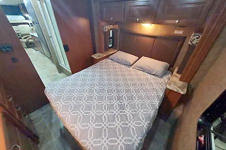 Photo 14 - 2014 Thor Motor Coach Class A Motorhome rental photo 16