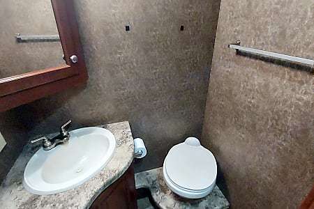 Photo 15 - 2014 Thor Motor Coach Class A Motorhome rental photo 17