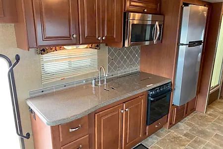 Photo 17 - 2014 Thor Motor Coach Class A Motorhome rental photo 19