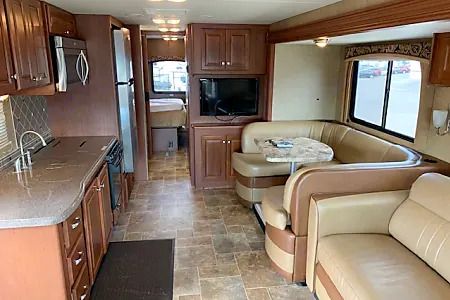 Photo 26 - 2014 Thor Motor Coach Class A Motorhome rental photo 28
