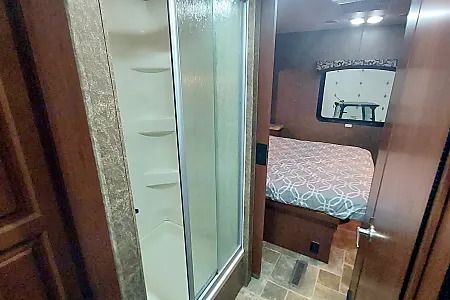 Photo 29 - 2014 Thor Motor Coach Class A Motorhome rental photo 31