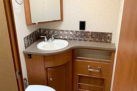 Photo 4 - 2017 Winnebago Class A Motorhome rental photo 6
