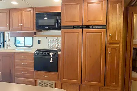 Photo 10 - 2017 Winnebago Class A Motorhome rental photo 12