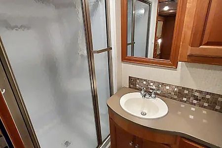 Photo 11 - 2017 Winnebago Class A Motorhome rental photo 13