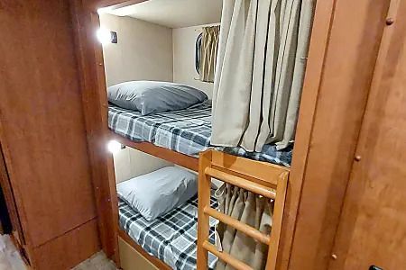 Photo 12 - 2017 Winnebago Class A Motorhome rental photo 14