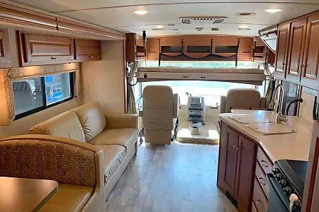 Photo 14 - 2017 Winnebago Class A Motorhome rental photo 16
