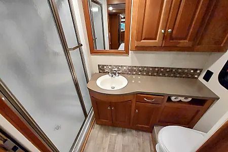 Photo 15 - 2017 Winnebago Class A Motorhome rental photo 17