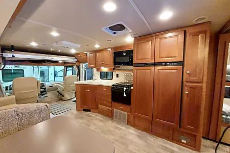 Photo 23 - 2017 Winnebago Class A Motorhome rental photo 25