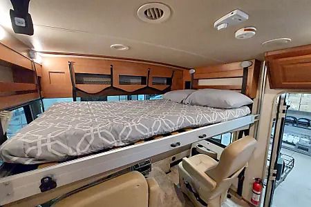 Photo 24 - 2017 Winnebago Class A Motorhome rental photo 26