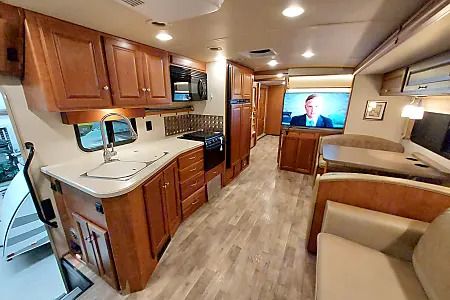 Photo 25 - 2017 Winnebago Class A Motorhome rental photo 27