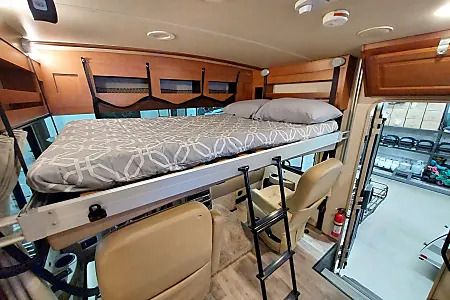 Photo 28 - 2017 Winnebago Class A Motorhome rental photo 30