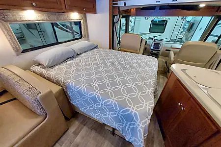 Photo 30 - 2017 Winnebago Class A Motorhome rental photo 32