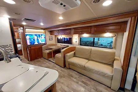 Photo 34 - 2017 Winnebago Class A Motorhome rental photo 36
